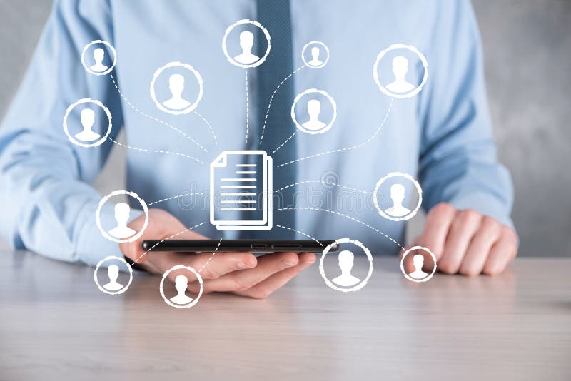 Man hold document e user iconcorporate data management system dms e conceito de sistema de gerenciamento de documentos. clique do fotos de stock royalty free