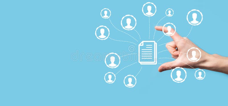 Man hold document e user iconcorporate data management system dms e conceito de sistema de gerenciamento de documentos. clique do fotografia de stock