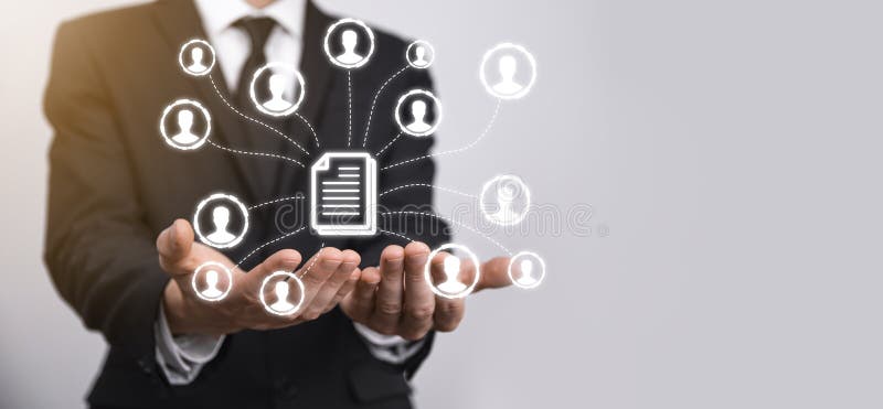Man hold document e user iconcorporate data management system dms e conceito de sistema de gerenciamento de documentos. clique do fotografia de stock