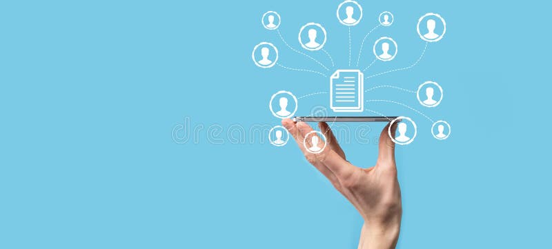 Man hold document e user iconcorporate data management system dms e conceito de sistema de gerenciamento de documentos. clique do foto de stock royalty free