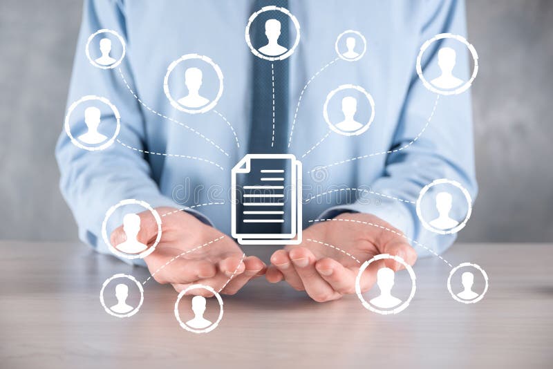 Man hold document e user iconcorporate data management system dms e conceito de sistema de gerenciamento de documentos. clique do imagens de stock