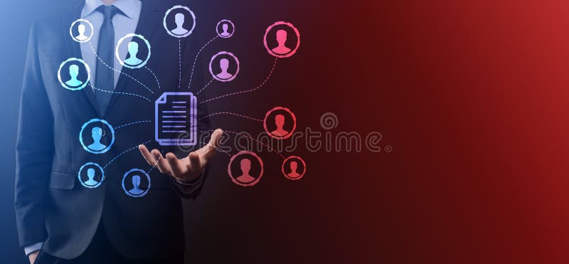 Man hold document e user iconcorporate data management system dms e conceito de sistema de gerenciamento de documentos. clique do fotos de stock