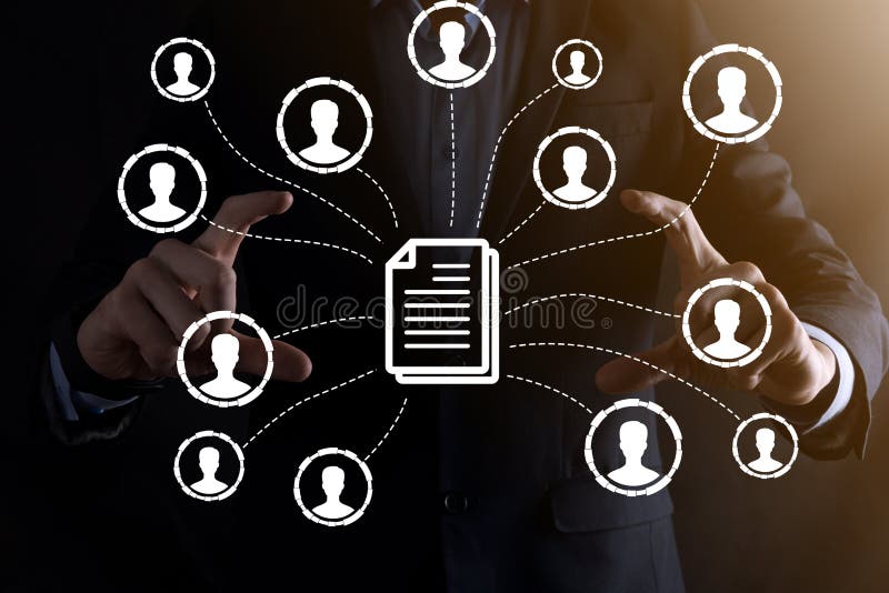 Man hold document e user iconcorporate data management system dms e conceito de sistema de gerenciamento de documentos. clique do imagem de stock royalty free