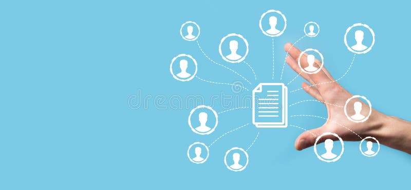 Man hold document e user iconcorporate data management system dms e conceito de sistema de gerenciamento de documentos. clique do imagens de stock