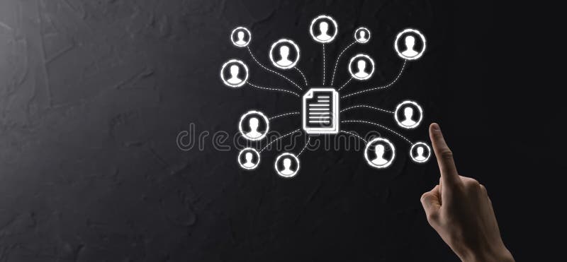 Man hold document e user iconcorporate data management system dms e conceito de sistema de gerenciamento de documentos. clique do fotos de stock