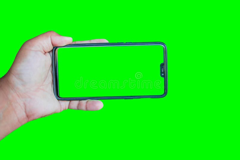Người đàn ông cầm điện thoại hiển thị chroma key trên màn hình xanh lá cây đã sẵn sàng cho bạn khám phá. Hãy cùng nhấn vào và trải nghiệm công nghệ mới này!