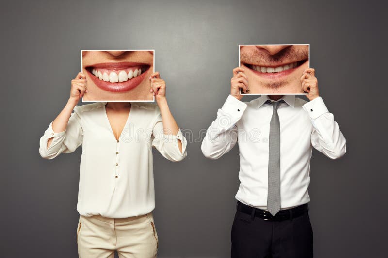 Una mujer a hombres posesión fotografías el gran sonrisa.