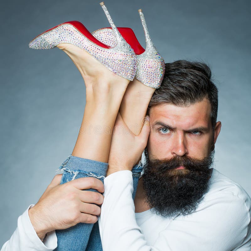 Man holdingsbenen van vrouw stock fotografie Man holdingsbenen van vrouw stock fotografie
