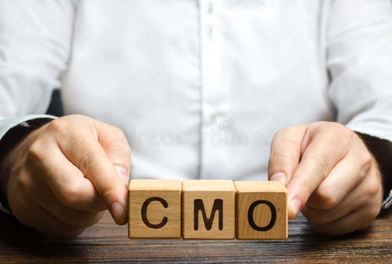 Man hält Abkürzung CMO Marketingstrategie des Unternehmens Chef Marketing des Post-Top-Managers PR und Werbung