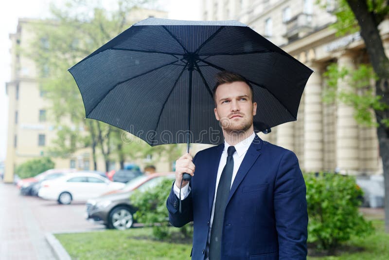 Man i regnet royaltyfria foton Man i regnet royaltyfria foton