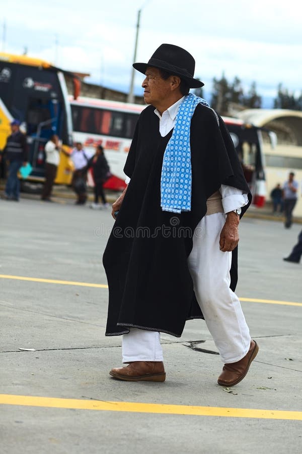 Man i traditionell kläder i Ambato, Ecuador arkivfoton Man i traditionell kläder i Ambato, Ecuador arkivfoton