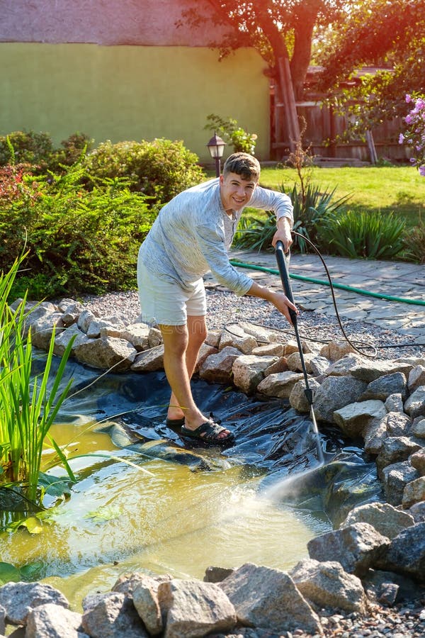 Man Limpia La Red De Aterrizaje Del Fondo Del Estanque Del Jardín De Las  Plantas De Lodo Y Agua Foto de archivo - Imagen de fango, hombre: 242058984