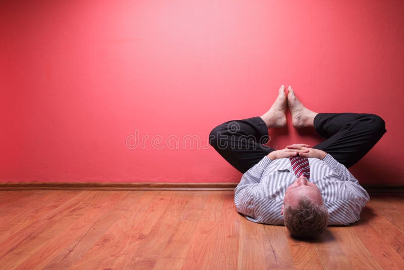 Пол человека пол цены. Мужчина лежа на полу йога.