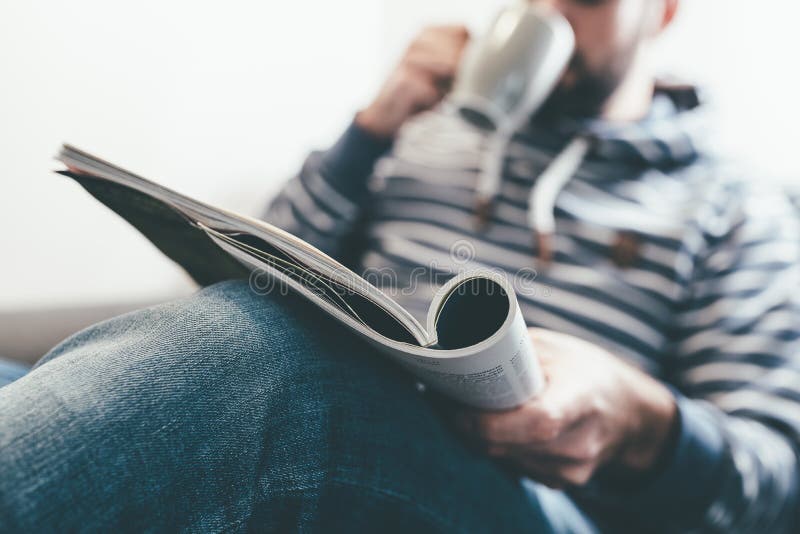 Man läser tidskrifter eller tidningar och dricker kaffe samtidigt som man lättar på soffan