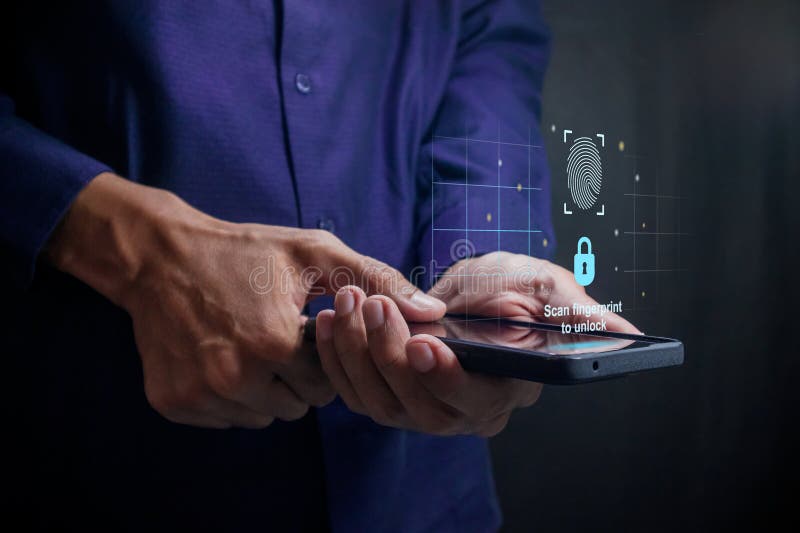 Man låser upp en smartphone genom att skanna fingeravtryck på virtuell skärm. säkerhetstillträde med biometriskt identifieringskon arkivfoto