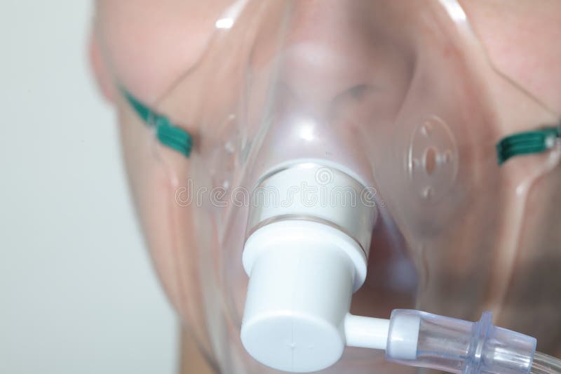 Man med den respiratoriska maskeringen för syrebehandling arkivbilder Man med den respiratoriska maskeringen för syrebehandling arkivbilder