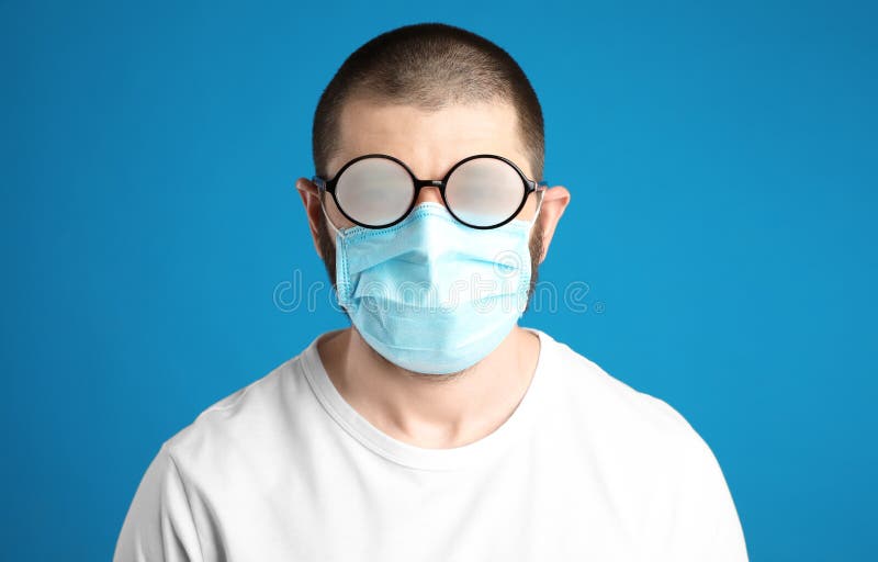 Man med fogglas som orsakas av användning av engångsmask i bakgrunden. skyddsåtgärd under coronaviruspandemi