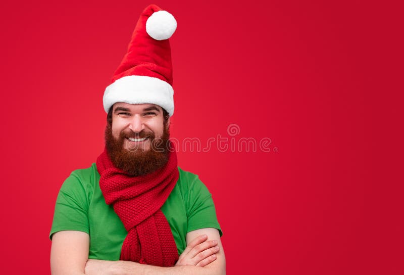 Man med för julälva för skägg som bärande kläder ler över röd bakgrund fotografering för bildbyråer Man med för julälva för skägg som bärande kläder ler över röd bakgrund fotografering för bildbyråer