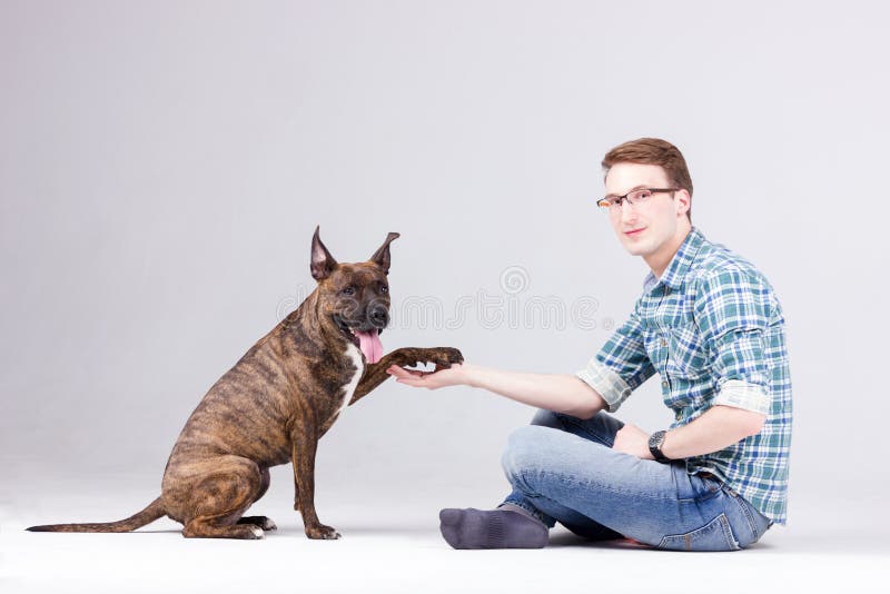 Man med hunden arkivfoton Man med hunden arkivfoton