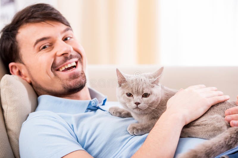 Man med katten arkivfoton Man med katten arkivfoton