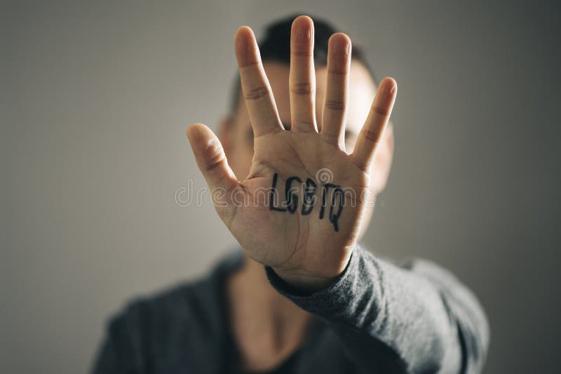 Man med texten LGBTQ i hans hand