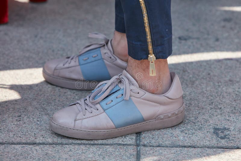 escort draad harpoen Man Met Beige En Blauwe Sneakers Voor Stella Jean Modeshow Milan Mode Week  Street Op Redactionele Stock Foto - Image of jeans, kijk: 195190703