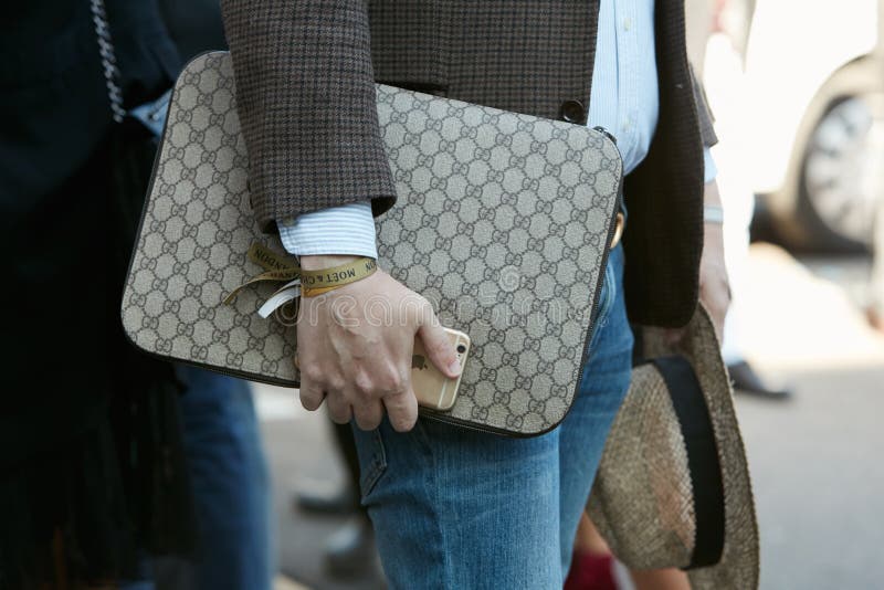 Sicilië Schouderophalend Sanctie Man Met Gucci - Tas En Gouden Smartphone Voor Luisa Beccaria Modaal  Modeweek Straatstijl Redactionele Afbeelding - Image of gouden, mensen:  194566140