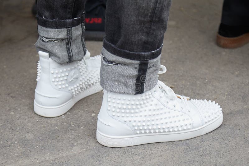 Voorafgaan Catastrofe opbouwen Hoge De Hiel Gouden Schoenen Van Christian Louboutin Met Nagels En Rode Zool in De Opslag Van De Manierluxe Redactionele Stock Foto - Image of kledingwinkel, christen: 147009983 Voorafgaan Catastrofe opbouwen Hoge De Hiel Gouden Schoenen Van Christian Louboutin Met Nagels En Rode Zool in De Opslag Van De Manierluxe Redactionele Stock Foto - Image of kledingwinkel, christen: 147009983
