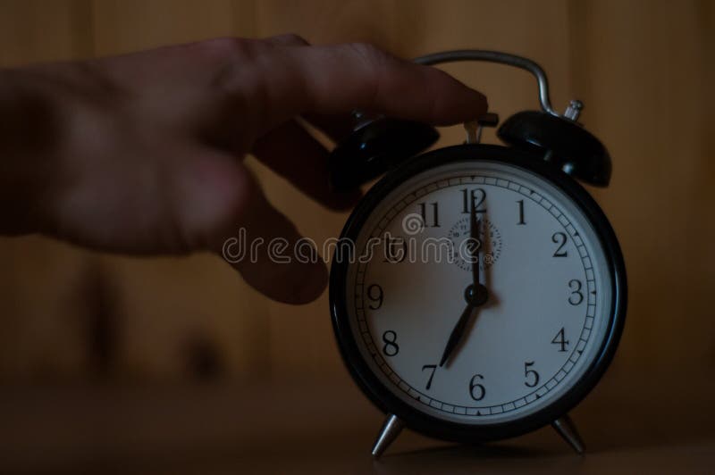 Man met wekker in de hand Goedemorgen Awake stock foto's Man met wekker in de hand Goedemorgen Awake stock foto's