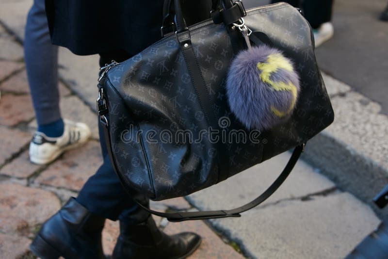Man Met Zwarte Louis Vuitton Tas Die Op Een Smartphone Kijkt Voor