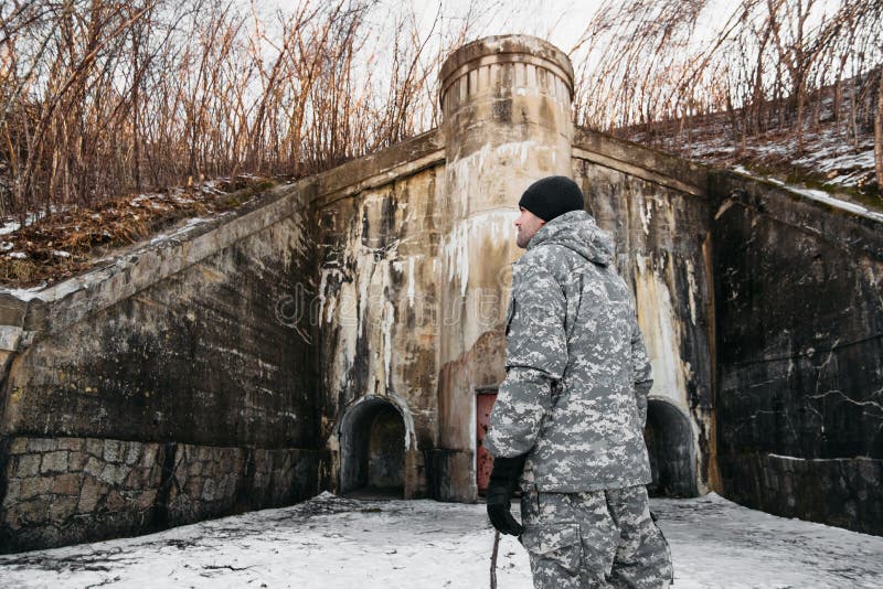 last persoon fles Man in Militaire Camouflage - Kleding Tegen De Achtergrond Van Het Winterlandschap Nabij Een Oud Betonnen Kasteel. Interessant Lok Stock Afbeelding - Image of jacht, mensen: 208457333 last persoon fles Man in Militaire Camouflage - Kleding Tegen De Achtergrond Van Het Winterlandschap Nabij Een Oud Betonnen Kasteel. Interessant Lok Stock Afbeelding - Image of jacht, mensen: 208457333
