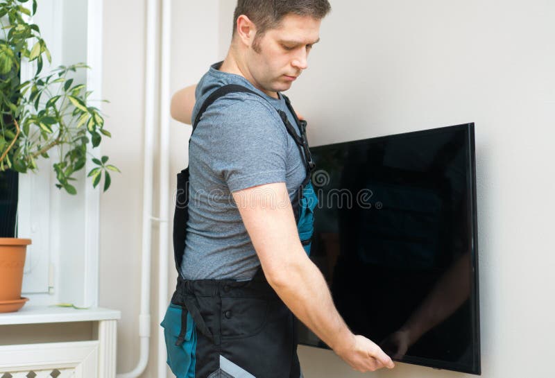 Man mounting TV