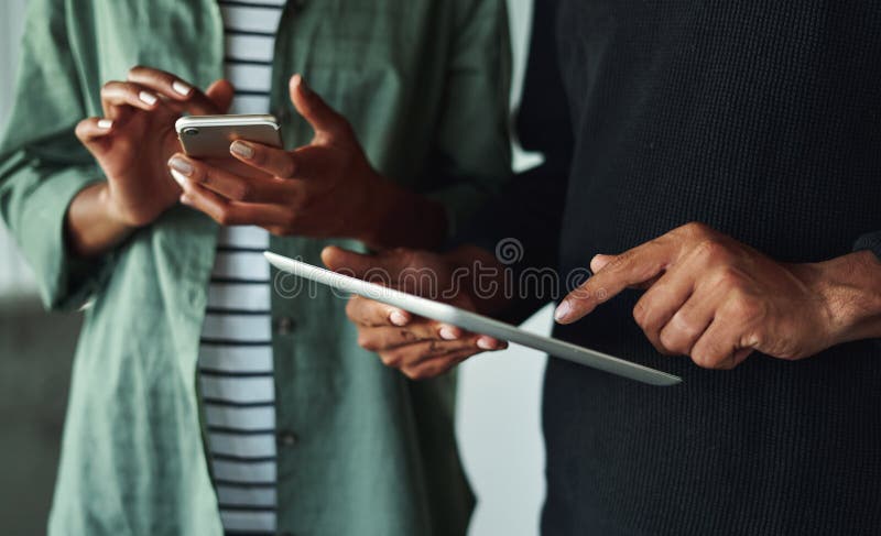 Man och kvinna som anv?nder den digitala minnestavlan och smartphonen fotografering för bildbyråer Man och kvinna som anv?nder den digitala minnestavlan och smartphonen fotografering för bildbyråer