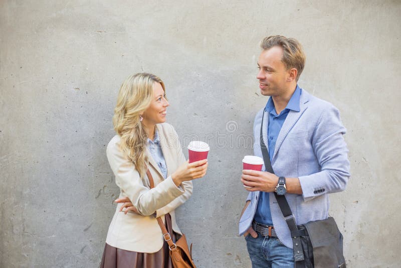 Man och kvinna som har en konversation