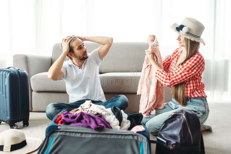 Man och kvinna som packar deras resv?skor f?r semester royaltyfri bild Man och kvinna som packar deras resv?skor f?r semester royaltyfri bild
