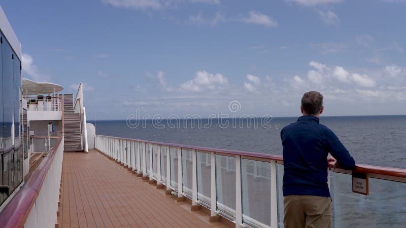 Man op cruiseschip dat zware zeeën doorvaart met een grote put