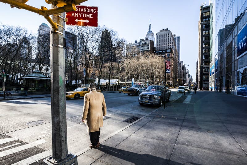 Man op de stoep die wacht op een wandeling NYC New York City Manhattan te gebruiken royalty-vrije stock foto's Man op de stoep die wacht op een wandeling NYC New York City Manhattan te gebruiken royalty-vrije stock foto's
