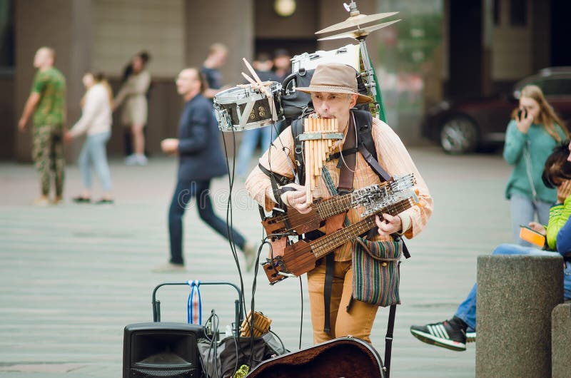 Man-orkestern, Mikhail Karetko spelar nära den Ladoga stationen i St Petersburg royaltyfria bilder Man-orkestern, Mikhail Karetko spelar nära den Ladoga stationen i St Petersburg royaltyfria bilder