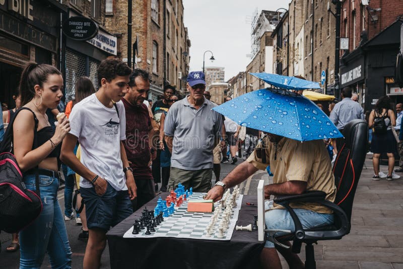 London street chess hi-res stock photography and images - Alamy