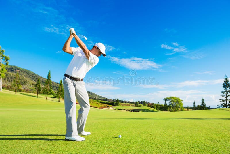 Golfista Colpire il campo da Tiro con il Club di Corso.