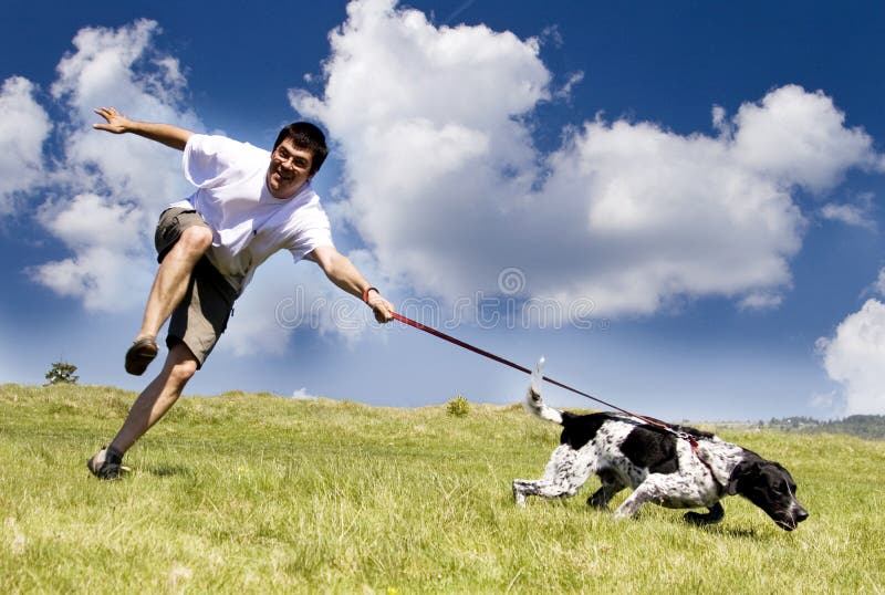 Hombre su el perro sobre el soleado verano.