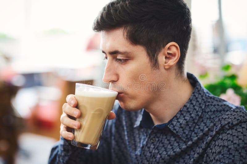 Man portret met koffie latte royalty-vrije stock afbeeldingen Man portret met koffie latte royalty-vrije stock afbeeldingen