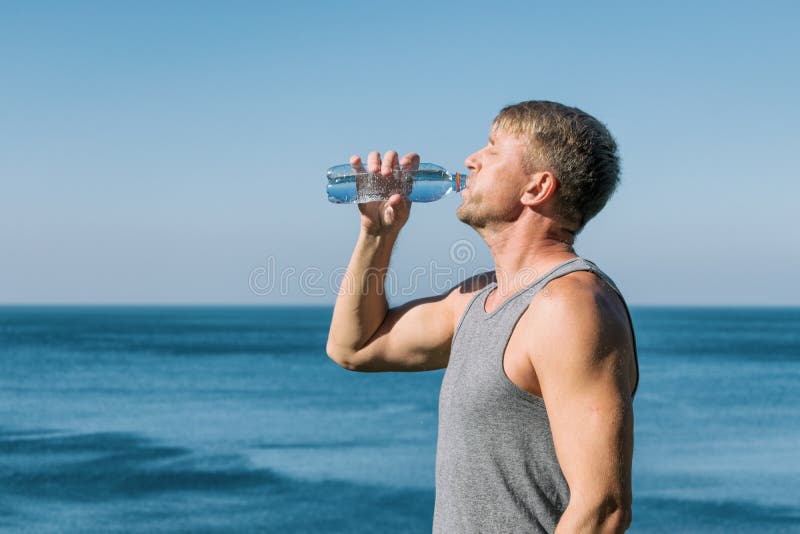 Муж гуляет пьет. Человек который выпил океан. Парень пьет из Кубка фотосессия. Толстый мужик пьет воду. Фото мужчина пьет воду.