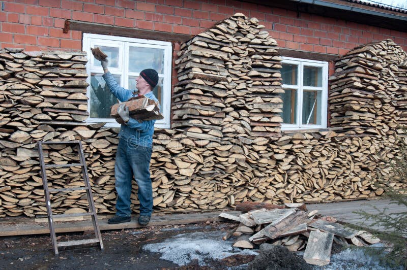 Hombre pone madera sobre el muro sobre el.