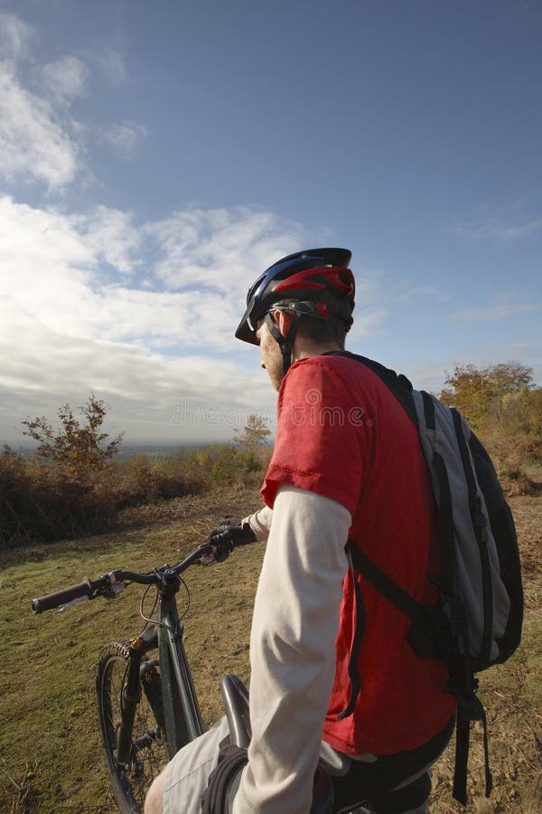 Man på mountainbiket som ser sikt i bygd arkivfoton Man på mountainbiket som ser sikt i bygd arkivfoton