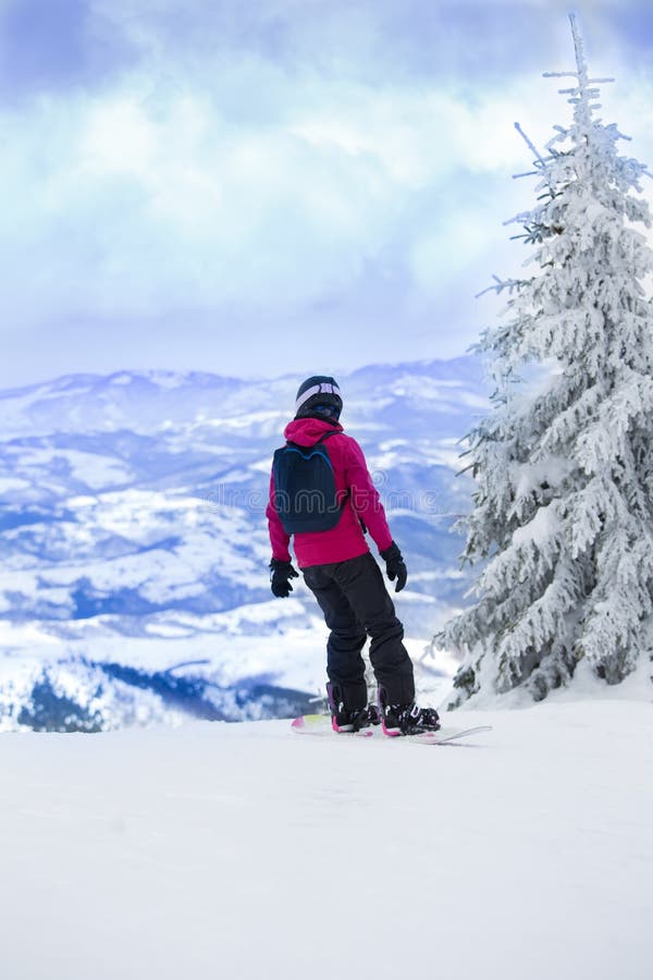 Man på snowboard i berg arkivbild Man på snowboard i berg arkivbild