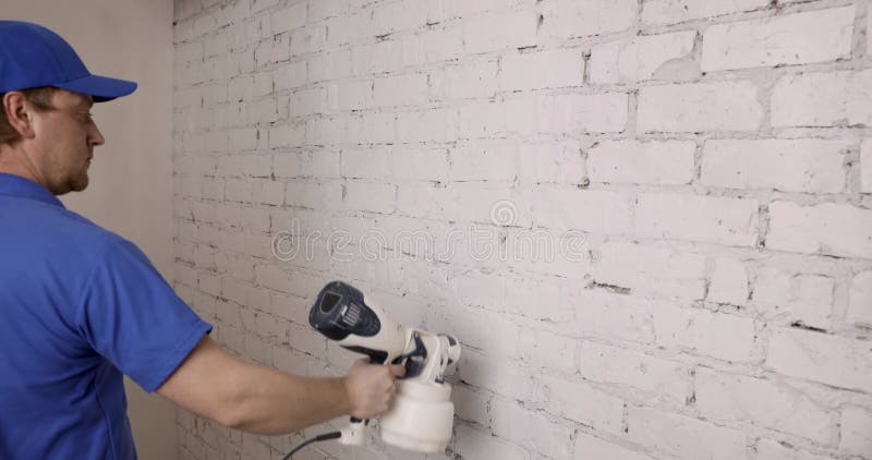 Getuigen persoonlijkheid extreem Man Schildert Oude Baksteen in Witte Kleur Met Verfspuiter Stock Footage -  Video of binnenlands, nieuw: 215598204