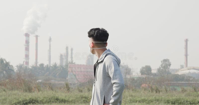 Man ser stad med mask royaltyfri foto
