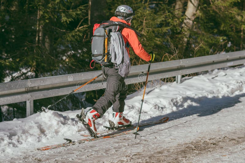 Man skiing on road to Morskie Oko lake stock photography Man skiing on road to Morskie Oko lake stock photography