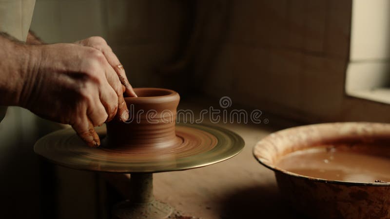 Man skulpterar i potteriet på masterklass. Mäster som arbetar med lera i verkstad lager videofilmer